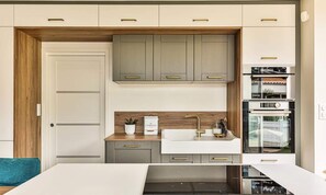 Fridge, microwave, oven, dishwasher - Villa in Tranquil Setting With Jacuzzi (Landevieille)