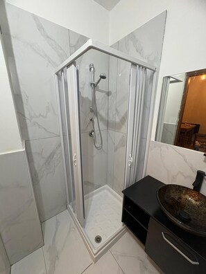 Shower, hair dryer, bidet, towels - Sweet abode studio apartment sleeps 6 150mt from the ski lifts borgata (Piemonte)
