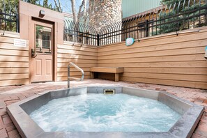 Outdoor spa tub - Large One Bedroom in Great Location! (Breckenridge)