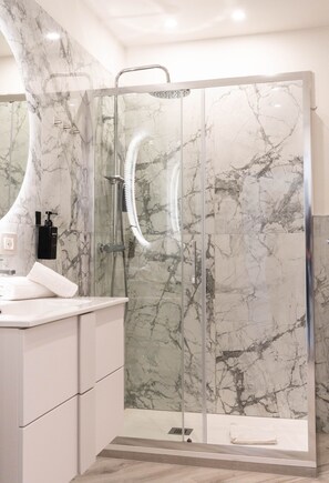 Dusche, Haartrockner, Bidet, Handtücher