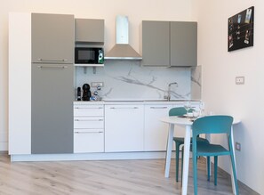Wasserkocher mit Kaffee-/Teezubehör, Kühlschrank, Mikrowelle