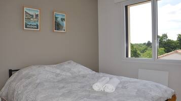 3 slaapkamers, een strijkplank/strijkijzer, gratis wifi, beddengoed