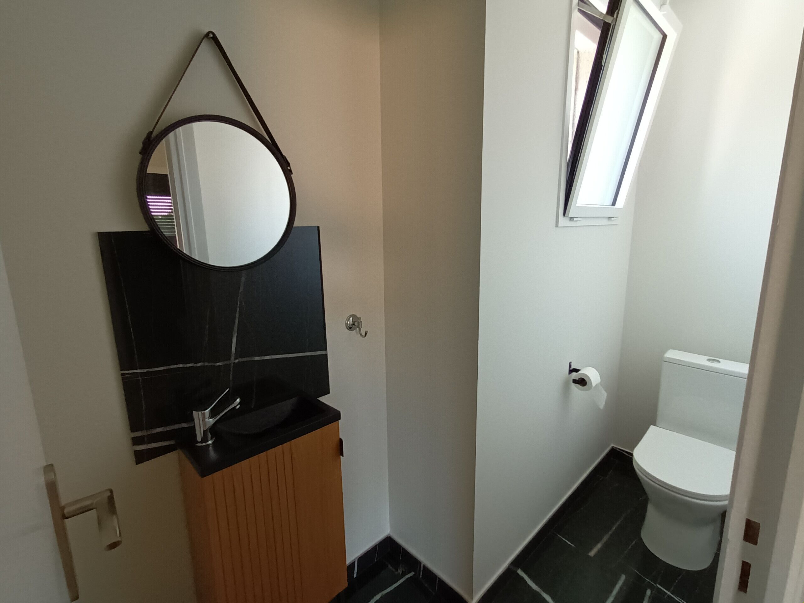 Een douche, een haardroger, handdoeken