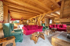 Fernseher, Kamin, Bücher, Stereoanlage