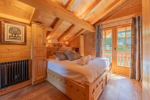 Schreibtisch, Bügeleisen/Bügelbrett, Reisekinderbett, WLAN