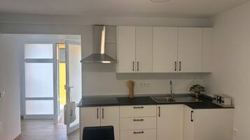 Frigorífic, microones, placa de cuina i cafetera i tetera