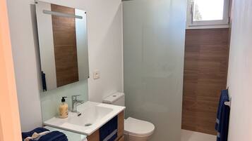 Een douche, handdoeken