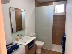 Douche, serviettes fournies