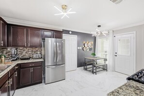 Frigorífico, microondas, horno y placa de cocina