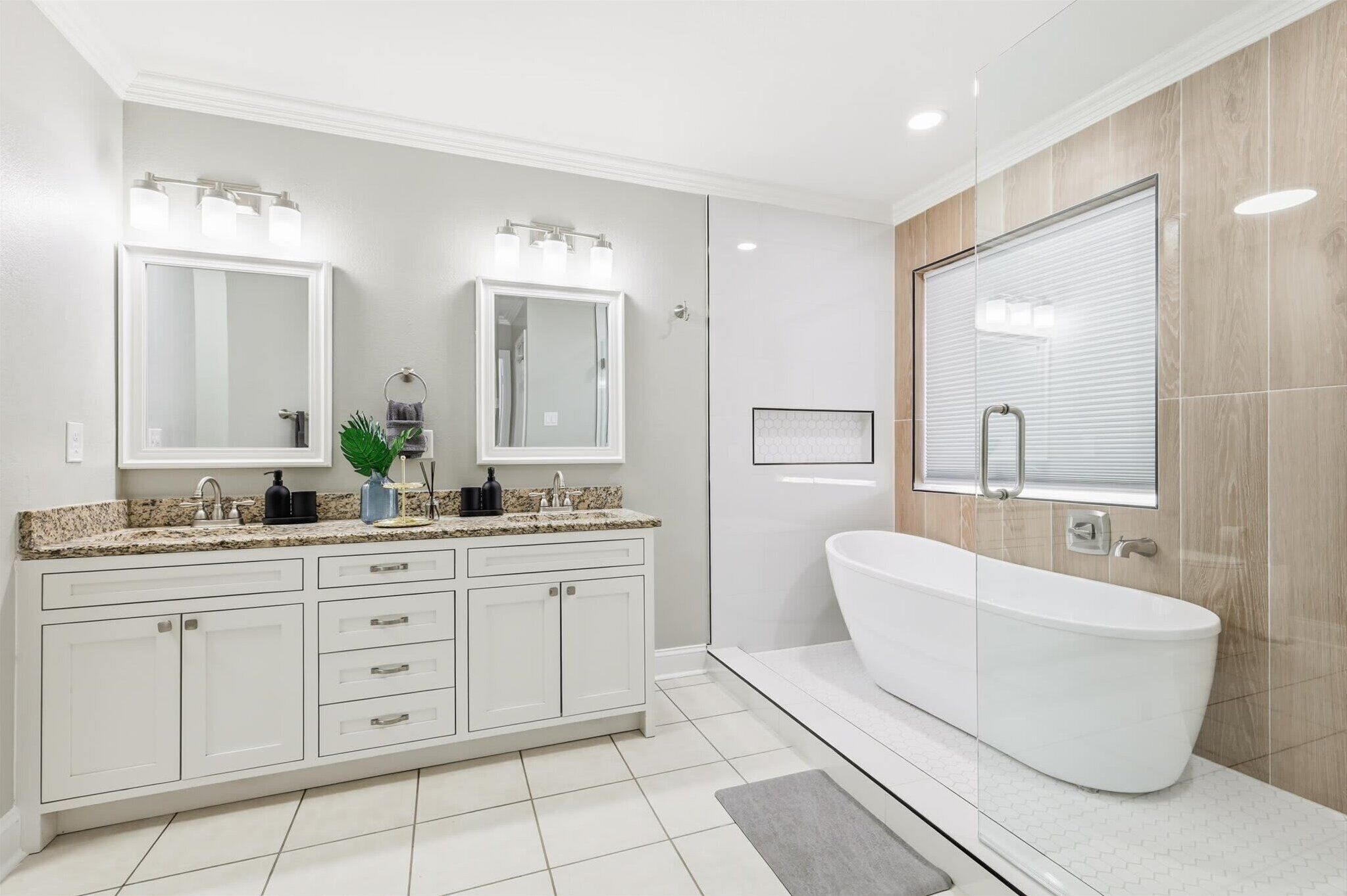 Douche, séchoir à cheveux, serviettes fournies, shampooing