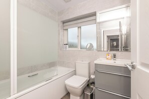 Hair dryer, towels, soap, toilet paper - Spacious 4BR Detached House • Sleeps 7 • Free Parking • Wi-Fi • Pet Friendly (Huddersfield)