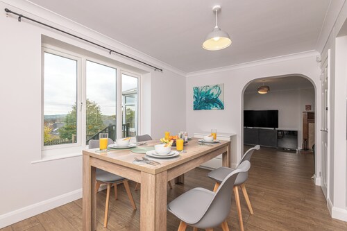 Spacious 4BR Detached House • Sleeps 7 • Free Parking • Wi-Fi • Pet Friendly