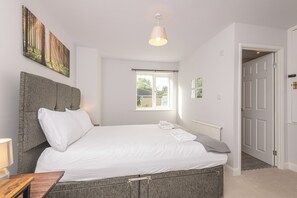 4 bedrooms, iron/ironing board, WiFi, bed sheets - Spacious 4BR Detached House • Sleeps 7 • Free Parking • Wi-Fi • Pet Friendly (Huddersfield)