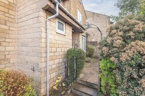Property grounds - Spacious 4BR Detached House • Sleeps 7 • Free Parking • Wi-Fi • Pet Friendly (Huddersfield)