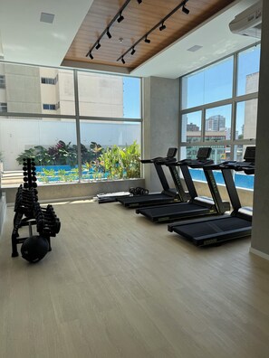 Fitness facility - Brand new, fully equipped apartment in downtown Belém, PA, with pool, sauna, hot tub, rooftop terrace, and garage. (Belém)