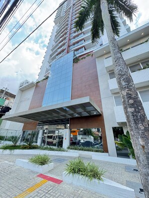 Exterior - Brand new, fully equipped apartment in downtown Belém, PA, with pool, sauna, hot tub, rooftop terrace, and garage. (Belém)