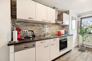 Fridge, microwave, oven, stovetop - Holiday Apartment "Sunnenviul" – Relaxing Green Retreat with Terrace & Stunning Views (Lennestadt)