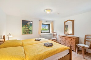 1 dormitorio, tabla de planchar con plancha, wifi y ropa de cama