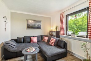 TV, DVD player, stereo - Holiday Apartment "Sunnenviul" – Relaxing Green Retreat with Terrace & Stunning Views (Lennestadt)
