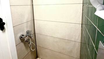 Secador de pelo, toallas, jabón, papel higiénico