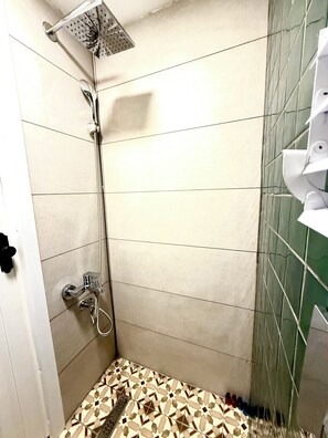 Een haardroger, handdoeken, zeep, toiletpapier