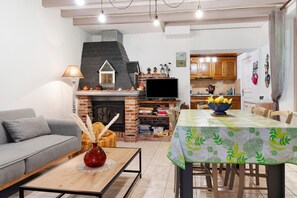 Fernseher, Kamin, Tischtennisplatte