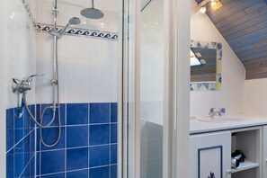 Shower, hair dryer - Gite 2 - chez Balum, 3 km from Lourdes, Hautes-Pyrénées (Lézignan)