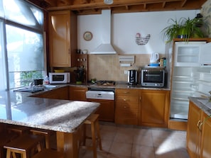 Frigorifero, microonde, forno, piano cottura