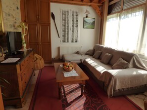 Una televisión, una mesa de tenis de mesa