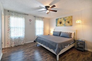 4 bedrooms, desk, travel cot, free WiFi