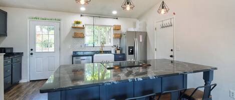 Kylskåp, mikrovågsugn, ugn och spishäll