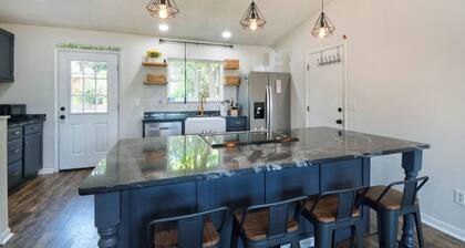 Sunny Pet-Friendly Escape | Mountain Views & Large Yard