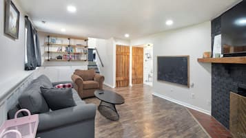 Smart-TV, Bücher, Arbeitsbereiche, Computerbildschirme