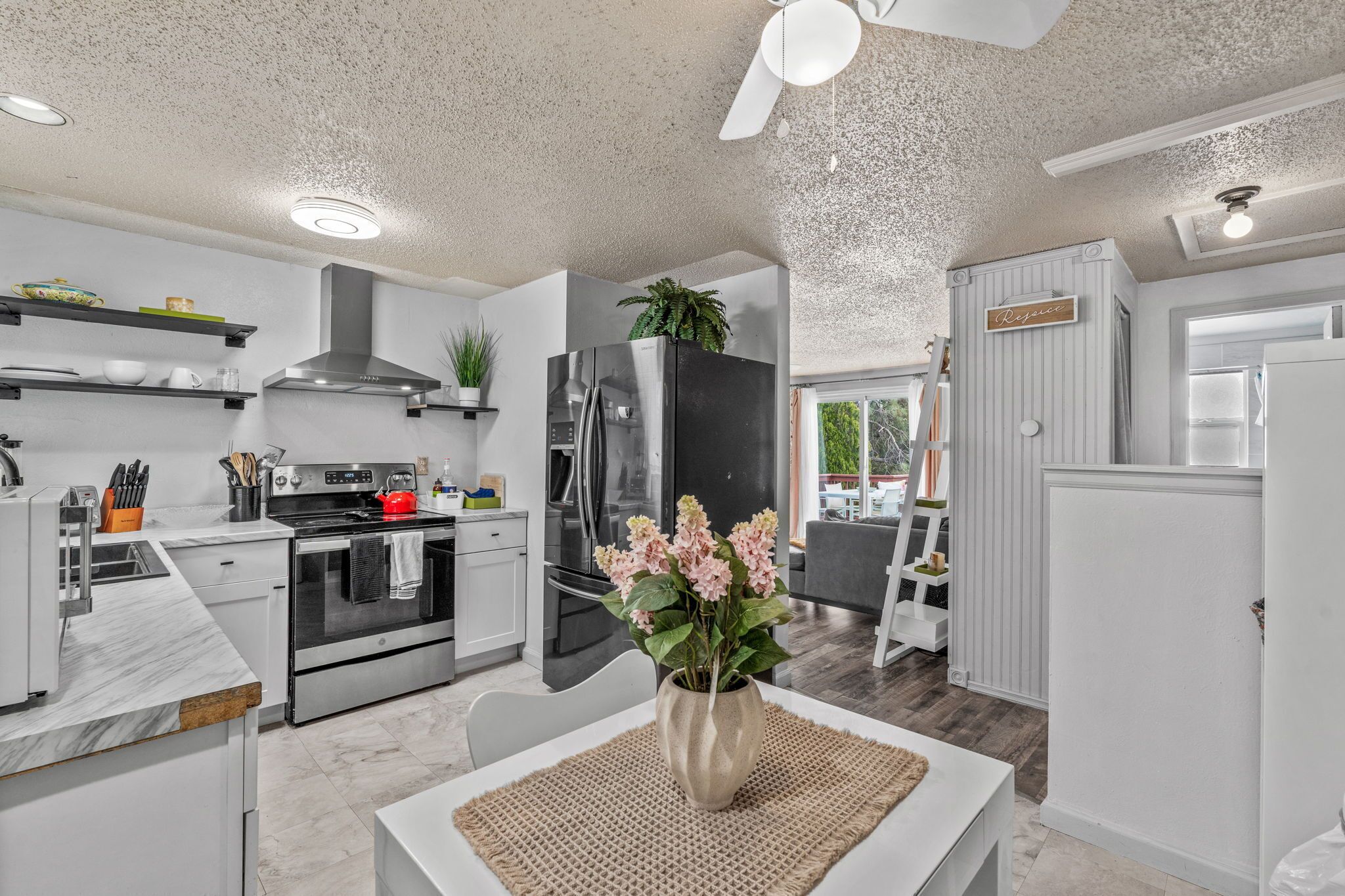 Kjøleskap, mikrobølgeovn, ovn og kokeplater