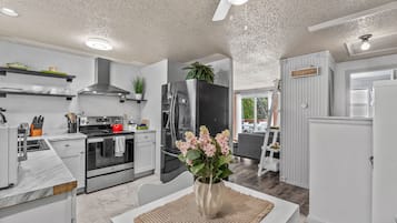 Frigorífico, microondas, horno y placa de cocina