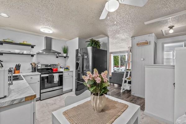 ثلاجة، ميكروويف، فرن، موقد طهي مسطح