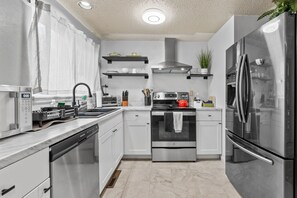 ثلاجة، ميكروويف، فرن، موقد طهي مسطح