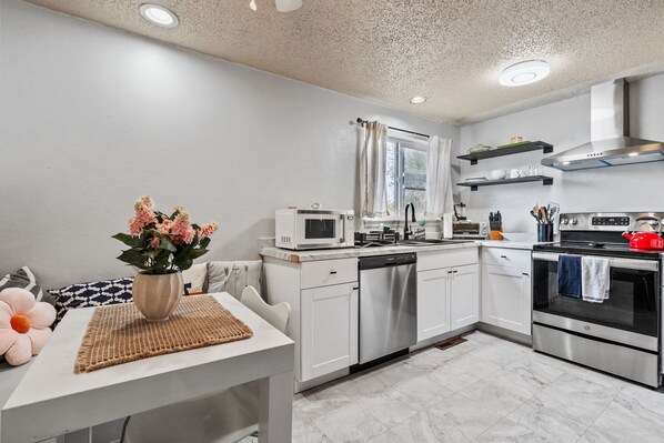 ثلاجة، ميكروويف، فرن، موقد طهي مسطح