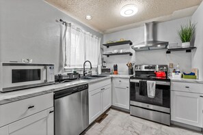 ثلاجة، ميكروويف، فرن، موقد طهي مسطح