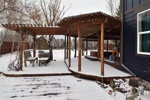 Terrace/patio - 3BD/2BA, Hot Tub, Pickleball Court, Arcade, Wifi, Laundry, 10 min. to Park City (Kamas)