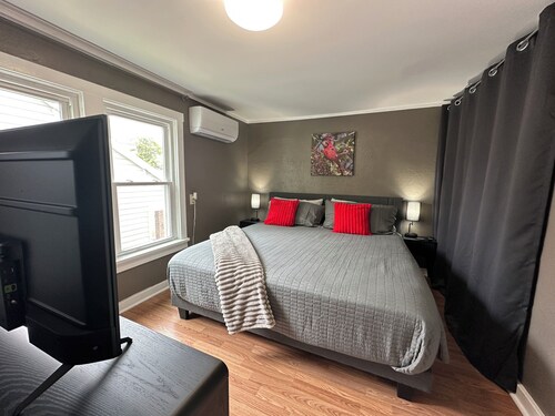 Benny B Charming 2-bedroom house in Muncie w/ bunk-game room close to Ball State