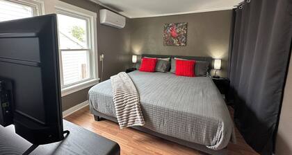 Benny B Charming 2-bedroom house in Muncie w/ bunk-game room close to Ball State