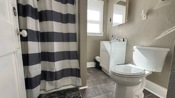 Een douche, een haardroger, handdoeken, zeep