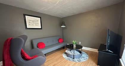 Benny B Charming 2 Bedroom house bunk/game room close to Ball State University