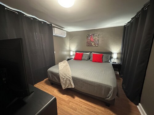 Benny B Charming 2 Bedroom house bunk/game room close to Ball State University