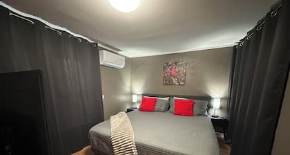 Benny B Charming 2 Bedroom house bunk/game room close to Ball State University