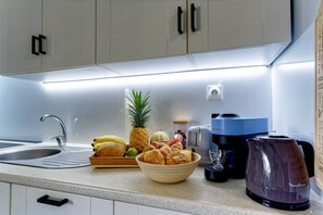 Fridge, microwave, oven, stovetop - KATAL waterfront - T2 Comfort - Elegance (Sainte-Luce)