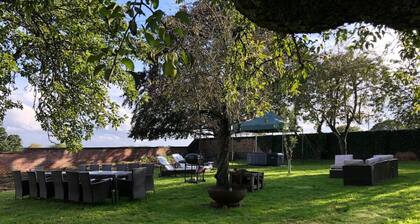 Stunning Hall Cottage, near York and Leeds