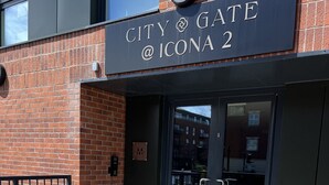 Een gebouwtoegang met een bord waarop staat 'CITY GATE @ ICONA 2'.