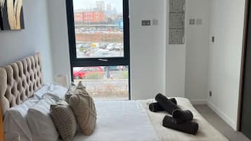 2 bedrooms, iron/ironing board, internet